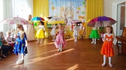Заглянул сегодня праздник в каждый дом, Потому что бродит осень за окном Заглянул сегодня праздник в каждый дом, Потому что бродит осень за окном