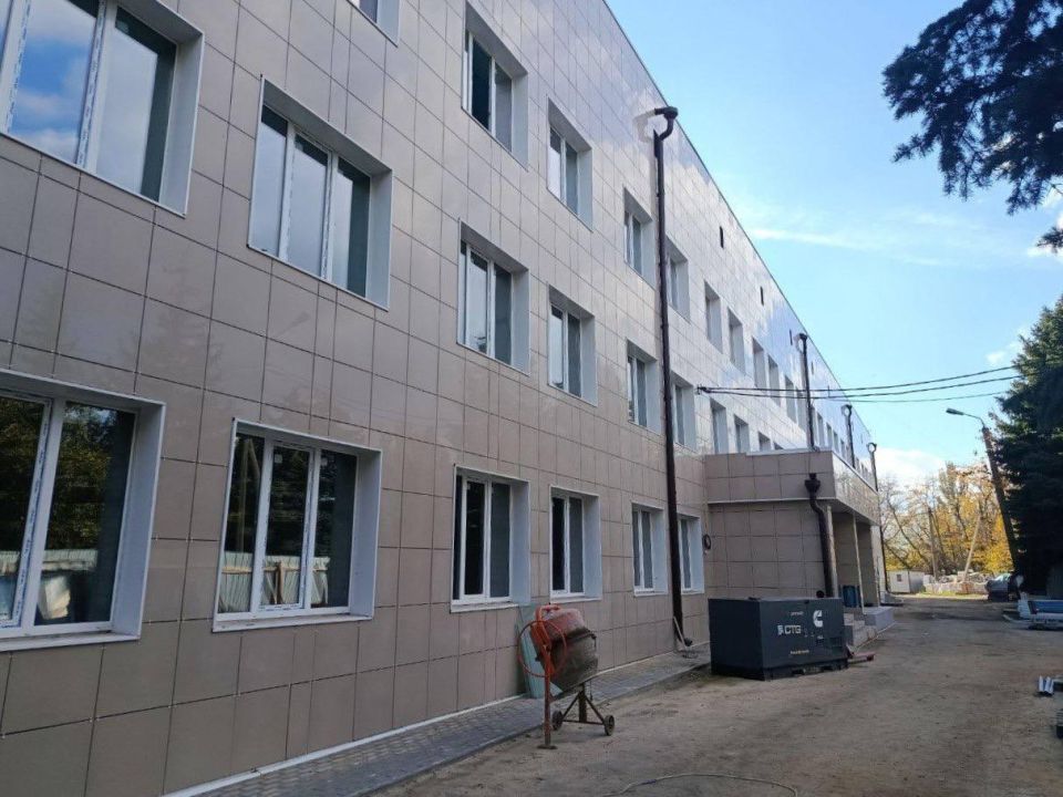 Регионы-шефы продолжают активно помогать в восстановлении больниц и поликлиник ДНР Регионы-шефы продолжают активно помогать в восстановлении больниц и поликлиник ДНР