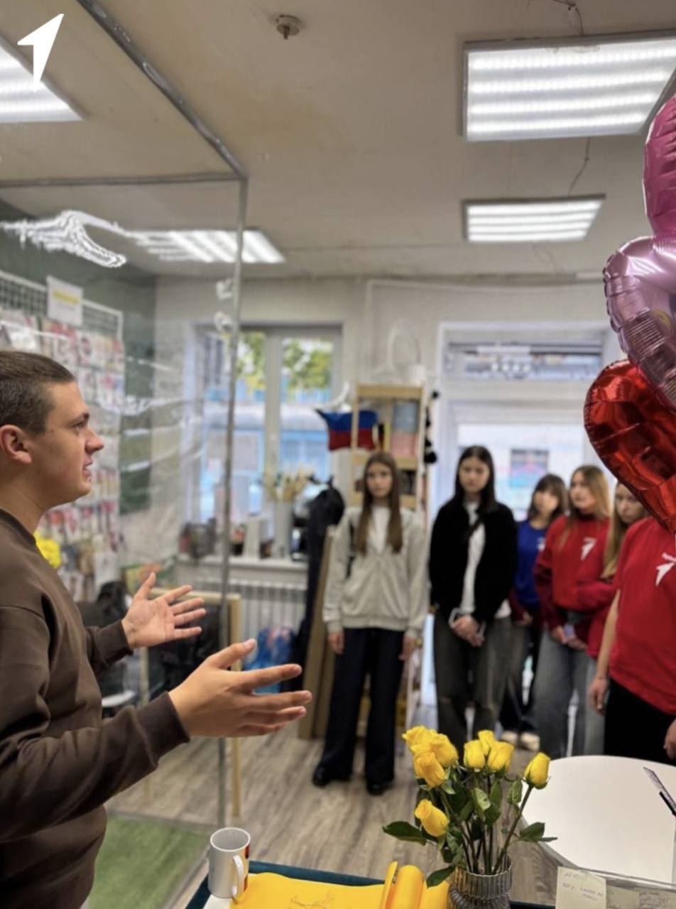 Николай Михайлов: Цветочная сказка. В рамках проекта «Первая работа» Первые побывали на увлекательном мастер-классе в цветочной мастерской «Rose Donbassa» Для ребят организовали настоящий мастеркласс по сборке букетов, это... Николай Михайлов: Цветочная сказка. В рамках проекта «Первая работа» Первые побывали на увлекательном мастер-классе в цветочной мастерской «Rose Donbassa» Для ребят организовали настоящий мастеркласс по сборке букетов, это...