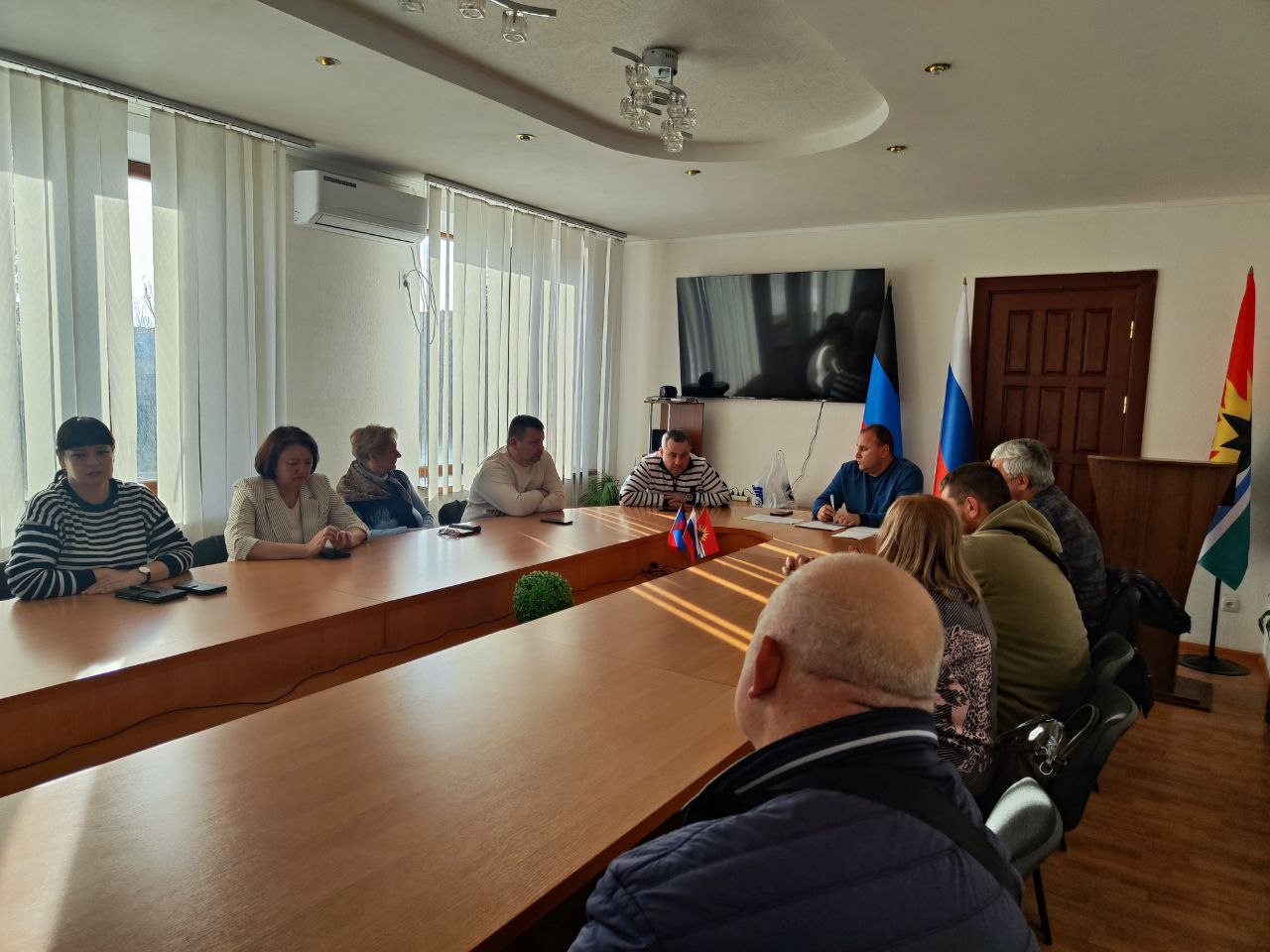 В Торезском городском совете состоялась встреча участников мониторинговой группы контроля за качеством теплоснабжения жилых домов