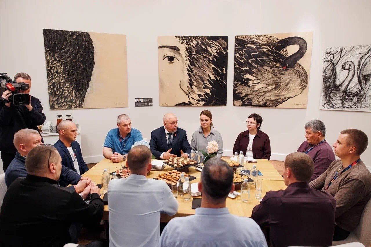 Статс-секретарь — заместитель Министра обороны РФ, председатель фонда «Защитники Отечества» Анна Цивилева встретилась с ветеранами специальной военной операции — участниками образовательной программы «Угольные города России»... Статс-секретарь — заместитель Министра обороны РФ, председатель фонда «Защитники Отечества» Анна Цивилева встретилась с ветеранами специальной военной операции — участниками образовательной программы «Угольные города России»...