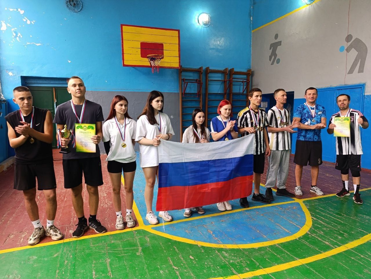 24 октября 2025 года в ГБОУ «Новокрасновская школа Володарского м.о.» в честь предстоящего праздника — Дня народного единства — прошли спортивные соревнования «Шестой школьный кубок» по волейболу