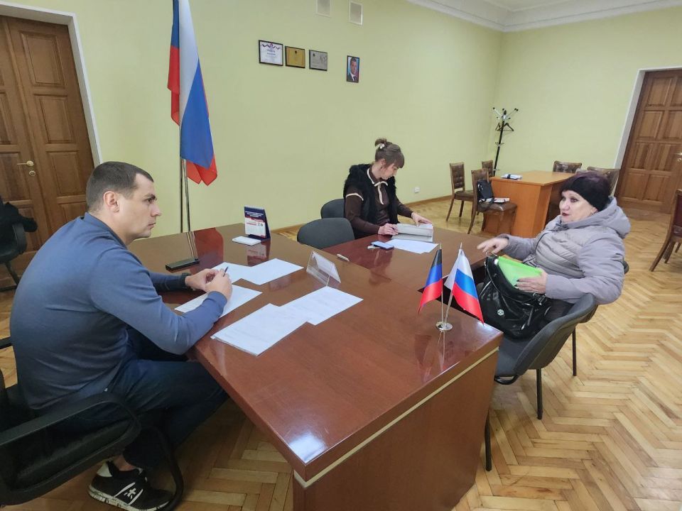 Депутат Народного Совета Евгений Белашев провел прием граждан в Шахтерске Депутат Народного Совета Евгений Белашев провел прием граждан в Шахтерске