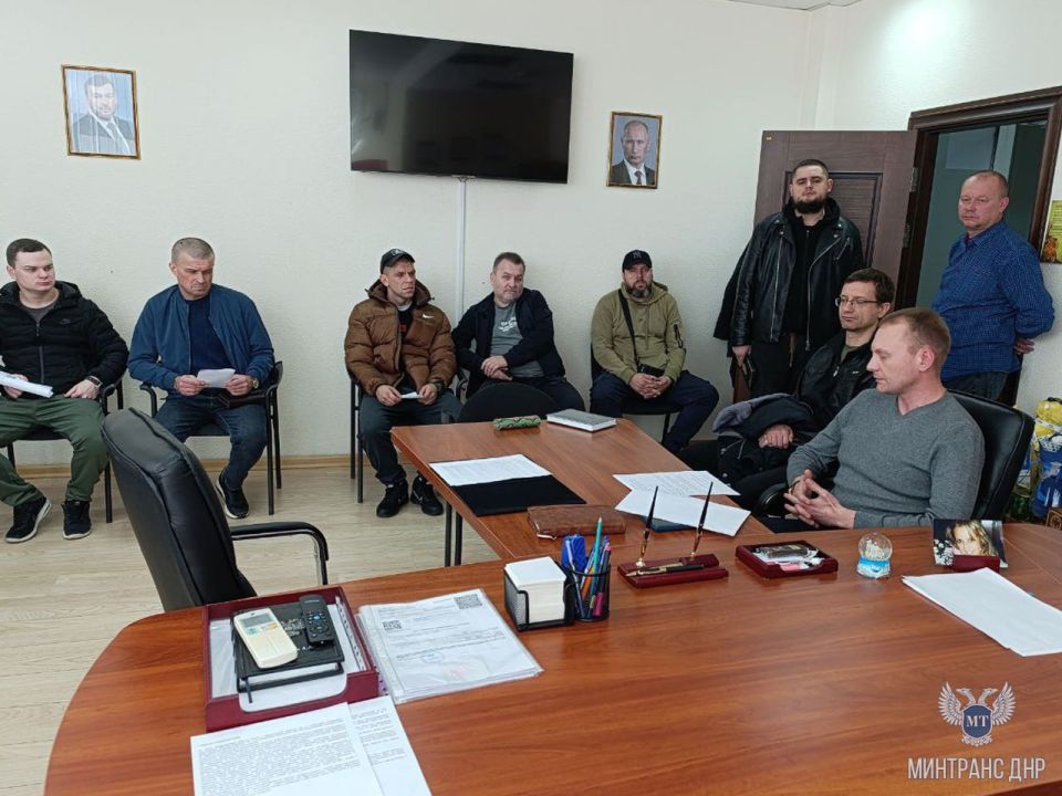 В Донецке специалисты Минтранса ДНР провели выездное информационно-профилактическое мероприятие с водителями службы легкового такси В Донецке специалисты Минтранса ДНР провели выездное информационно-профилактическое мероприятие с водителями службы легкового такси