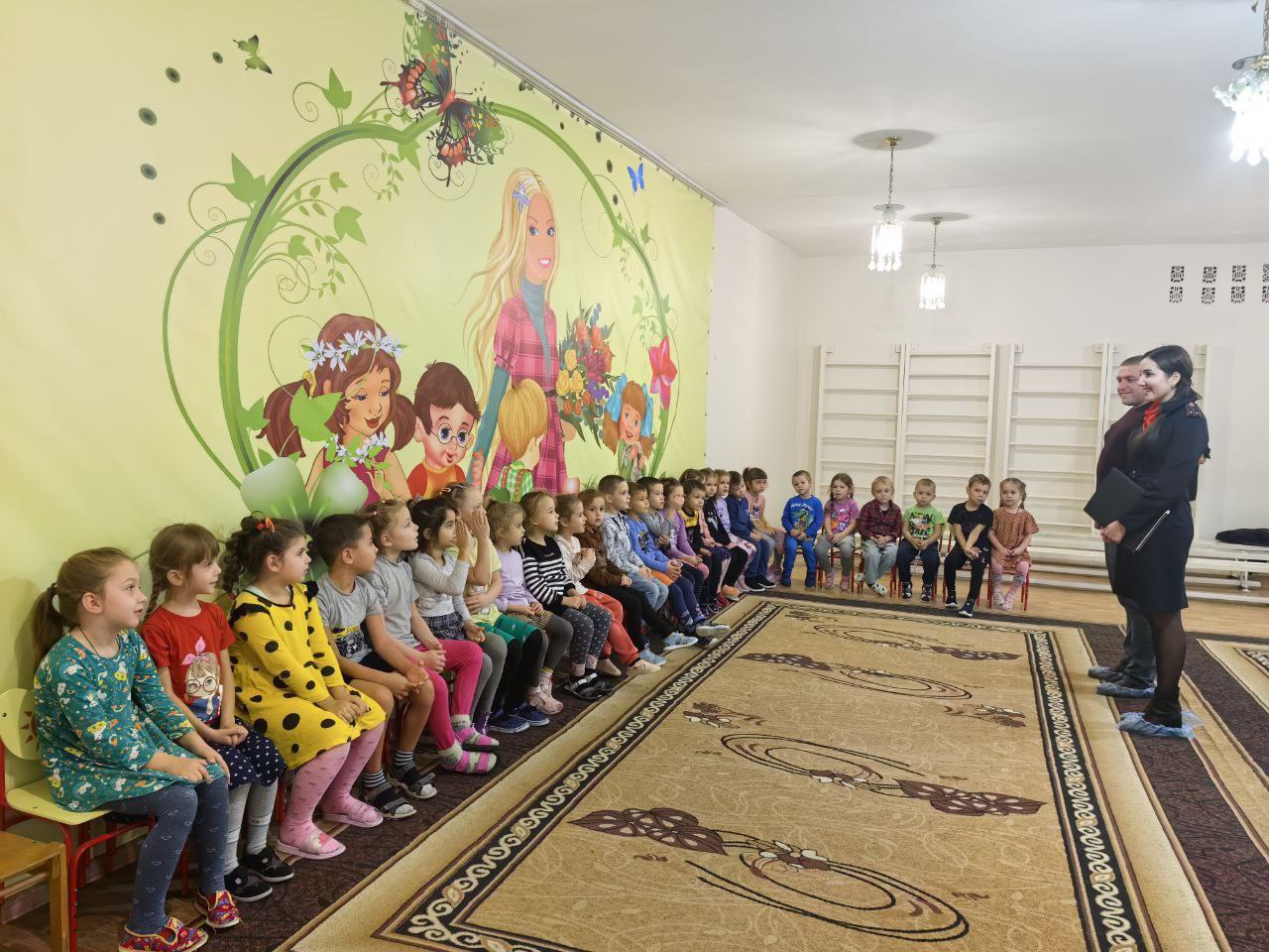 В рамках партийного проекта «Безопасные дороги», депутаты Тельмановского муниципального совета Максим Скрипка и Наталья Зубач совместно с инспектором ГИБДД ОМВД России «Тельмановский» лейтенантом полиции Юлией Пташкой... В рамках партийного проекта «Безопасные дороги», депутаты Тельмановского муниципального совета Максим Скрипка и Наталья Зубач совместно с инспектором ГИБДД ОМВД России «Тельмановский» лейтенантом полиции Юлией Пташкой...