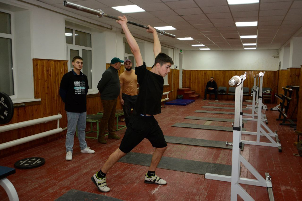Торез в спортивном ритме. Недавно я побывал в спортивной школе №1 на секции тяжелой атлетики города Тореза Торез в спортивном ритме. Недавно я побывал в спортивной школе №1 на секции тяжелой атлетики города Тореза