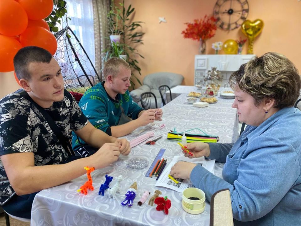 Спортсменов из Волновахи познакомили с центром соцобслуживания «Забота» на Ямале Спортсменов из Волновахи познакомили с центром соцобслуживания «Забота» на Ямале