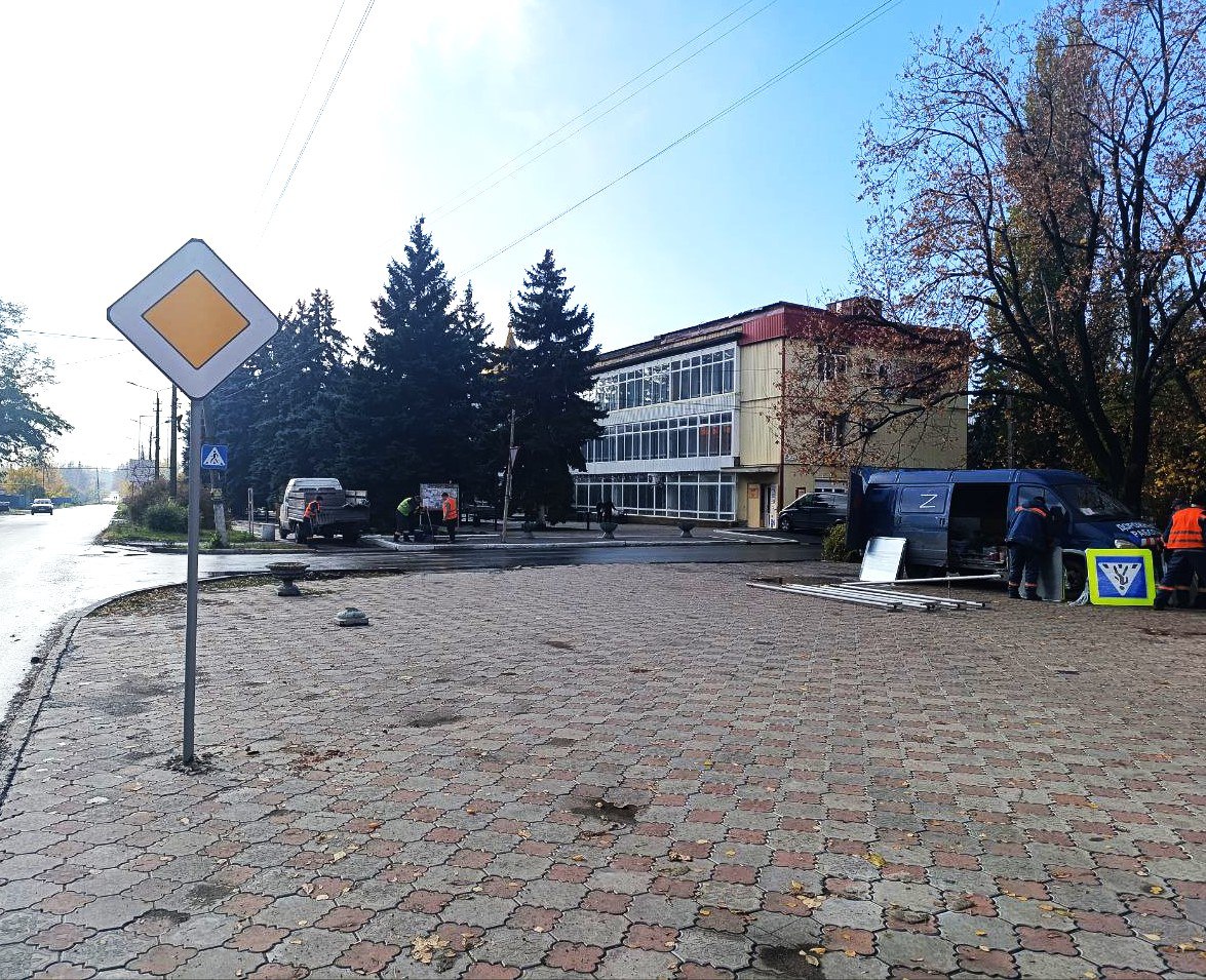 В Ждановке устанавливают дорожные знаки В Ждановке устанавливают дорожные знаки