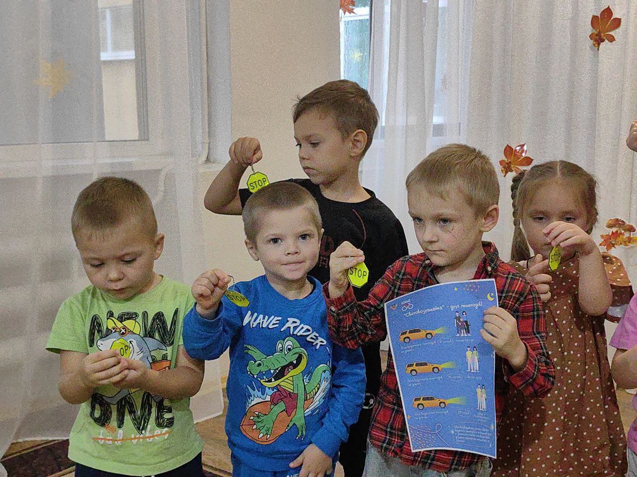 В рамках партийного проекта «Безопасные дороги», депутаты Тельмановского муниципального совета Максим Скрипка и Наталья Зубач совместно с инспектором ГИБДД ОМВД России «Тельмановский» лейтенантом полиции Юлией Пташкой... В рамках партийного проекта «Безопасные дороги», депутаты Тельмановского муниципального совета Максим Скрипка и Наталья Зубач совместно с инспектором ГИБДД ОМВД России «Тельмановский» лейтенантом полиции Юлией Пташкой...