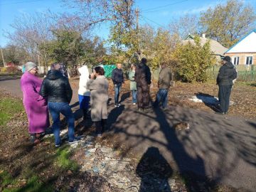 Открытый диалог. Депутат Снежнянского городского совета Кирилл Колесников и заведующий Первомайским территориальным сектором Юлия Верич по партпроекту «Управдом» провели встречу с жителями пгт Первомайский по улице Лопатина