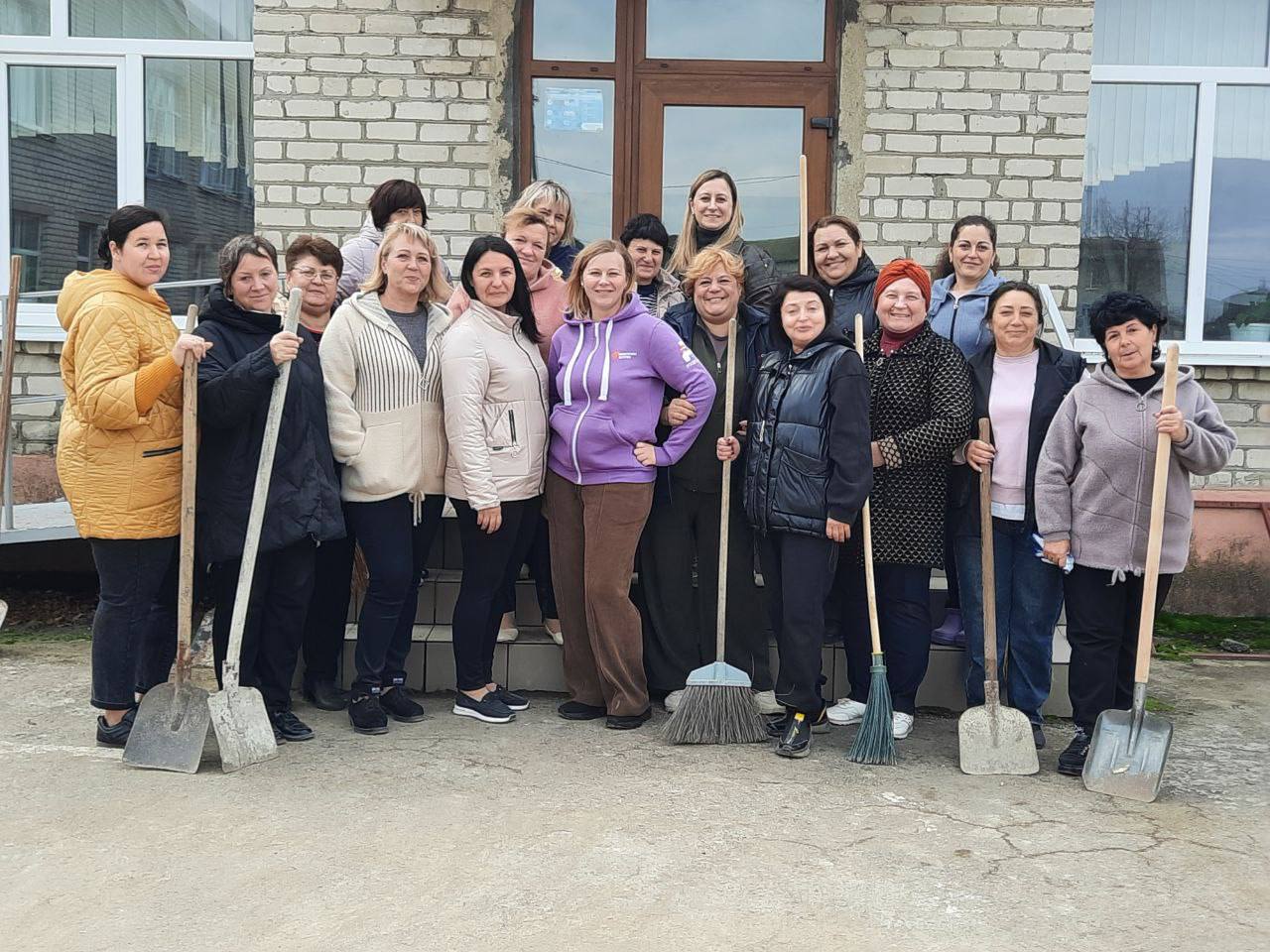 Депутат Мангушского муниципального совета, представитель фракции Всероссийской политической партии «ЕДИНАЯ РОССИЯ» в Мангушском муниципальном совете, Эльвина Ивановна Чекалова, вместе с членами Первичной Организации № 1046... Депутат Мангушского муниципального совета, представитель фракции Всероссийской политической партии «ЕДИНАЯ РОССИЯ» в Мангушском муниципальном совете, Эльвина Ивановна Чекалова, вместе с членами Первичной Организации № 1046...