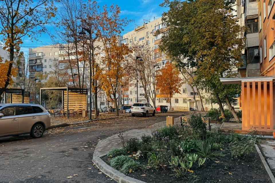 В Мариуполе продолжается благоустройство дворовых территорий В Мариуполе продолжается благоустройство дворовых территорий