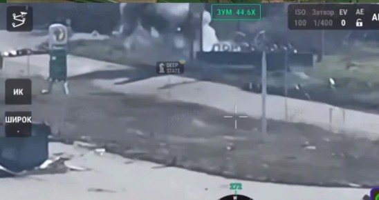 Украинские операторы бомбят FPV-дронами российский флаг, установленный на въезде в Покровск с запада