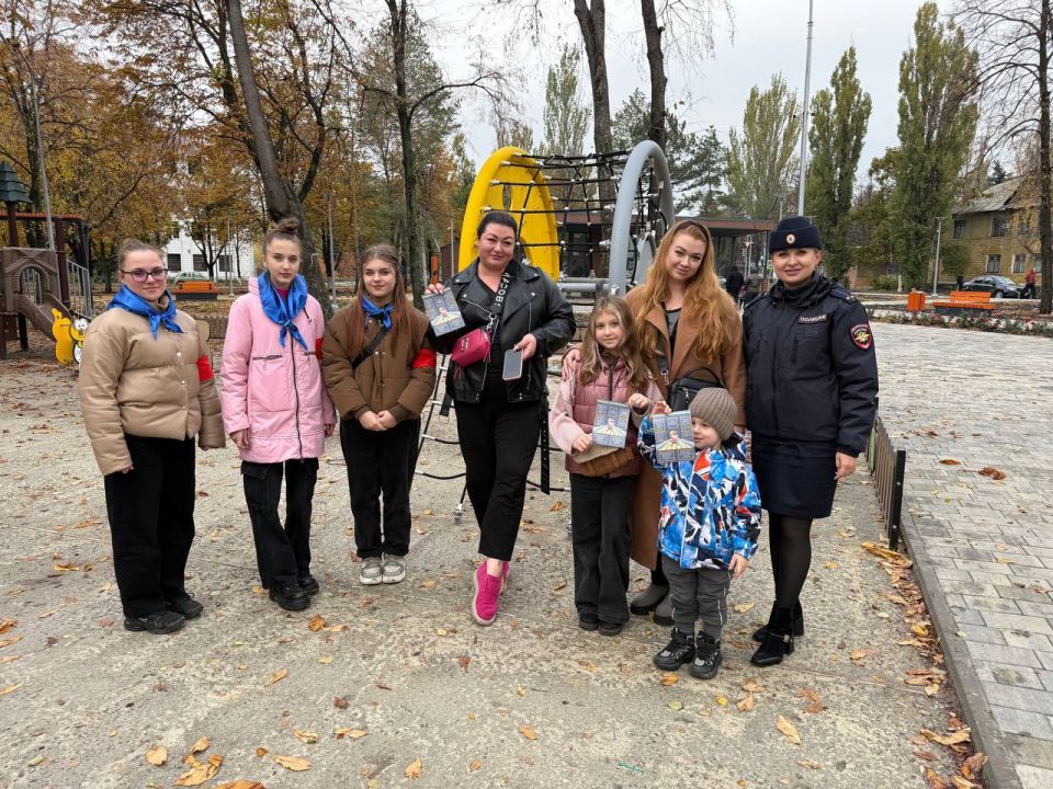 Полицейские вместе со студентами проводят акцию «Засветись!» Полицейские вместе со студентами проводят акцию «Засветись!»