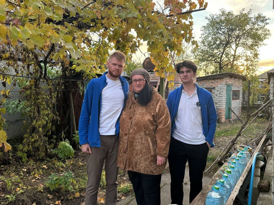 Эстафета Добра. Активисты "Молодой Республики" и волонтеры центра "Дом Народного Единства" Нижегородской области при поддержке администрации городского округа Иловайск адресно доставили питьевую воду нуждающимся жителям... Эстафета Добра. Активисты "Молодой Республики" и волонтеры центра "Дом Народного Единства" Нижегородской области при поддержке администрации городского округа Иловайск адресно доставили питьевую воду нуждающимся жителям...