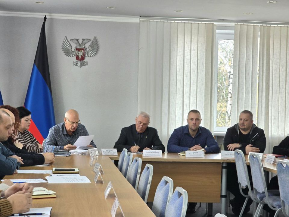 Депутаты Дмитрий Огилец и Максим Королюк приняли участие в аппаратном совещании с участием руководителей всех структурных подразделений городского округа Харцызск в рамках выполнения поручения Главы ДНР Дениса Пушилина по... Депутаты Дмитрий Огилец и Максим Королюк приняли участие в аппаратном совещании с участием руководителей всех структурных подразделений городского округа Харцызск в рамках выполнения поручения Главы ДНР Дениса Пушилина по...