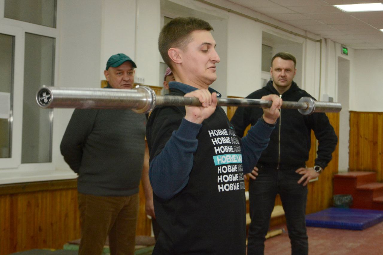 Торез в спортивном ритме. Недавно я побывал в спортивной школе №1 на секции тяжелой атлетики города Тореза Торез в спортивном ритме. Недавно я побывал в спортивной школе №1 на секции тяжелой атлетики города Тореза