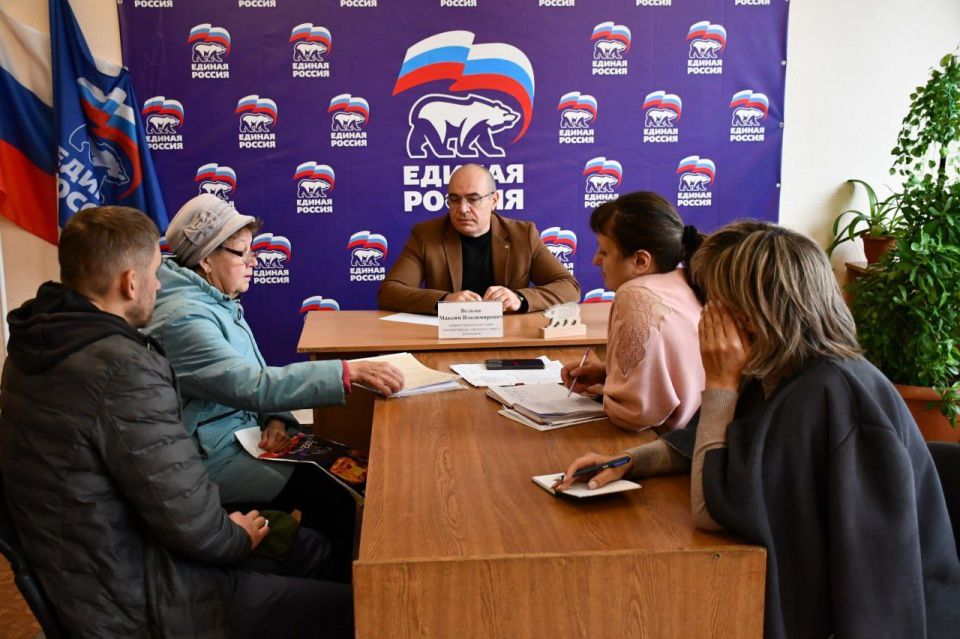 Сегодня, 28 октября, в общественной приемной Всероссийской политической партии «Единая Россия» первый заместитель главы администрации городского округа Дебальцево Максим Вельма провел прием граждан Сегодня, 28 октября, в общественной приемной Всероссийской политической партии «Единая Россия» первый заместитель главы администрации городского округа Дебальцево Максим Вельма провел прием граждан