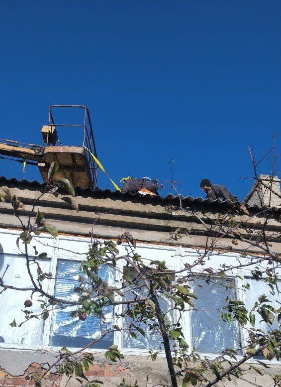 В Ждановке продолжается ремонт кровель многоквартирных домов В Ждановке продолжается ремонт кровель многоквартирных домов