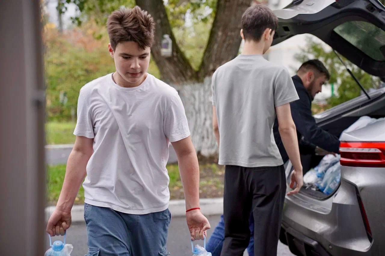 Вместе с Ресурсным центром добровольчества организовали доставку питьевой воды в школы Мариуполя Вместе с Ресурсным центром добровольчества организовали доставку питьевой воды в школы Мариуполя