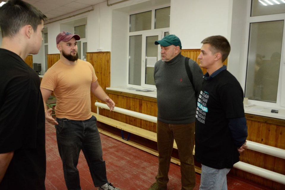 Торез в спортивном ритме. Недавно я побывал в спортивной школе №1 на секции тяжелой атлетики города Тореза Торез в спортивном ритме. Недавно я побывал в спортивной школе №1 на секции тяжелой атлетики города Тореза