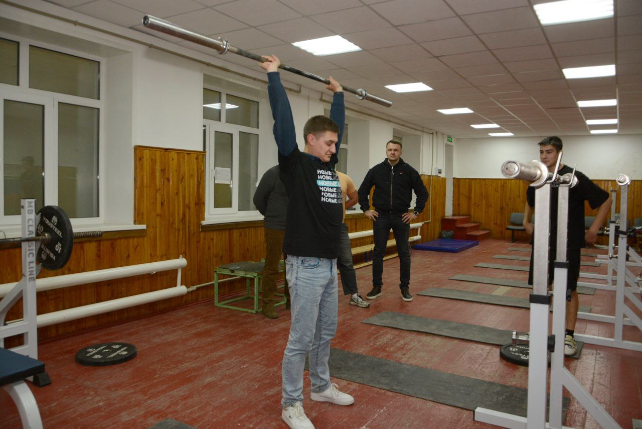 Торез в спортивном ритме. Недавно я побывал в спортивной школе №1 на секции тяжелой атлетики города Тореза Торез в спортивном ритме. Недавно я побывал в спортивной школе №1 на секции тяжелой атлетики города Тореза