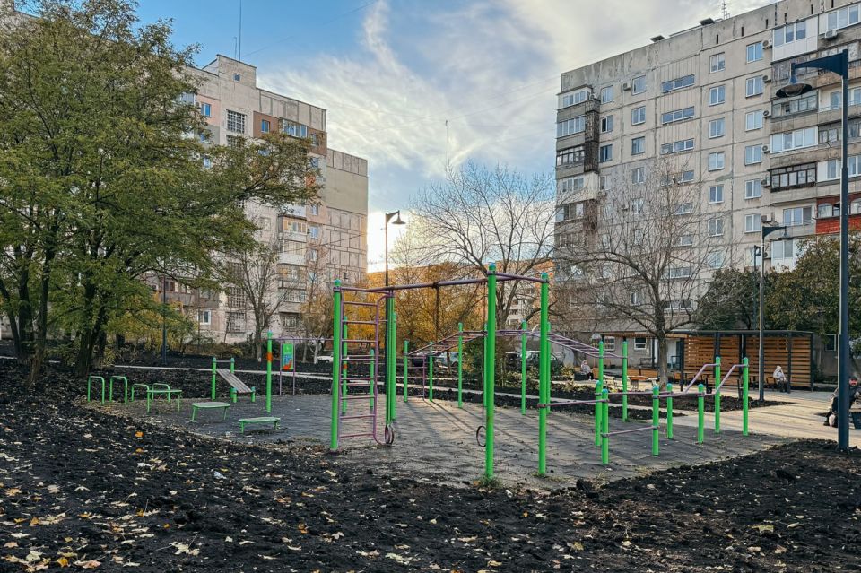 В Мариуполе продолжается благоустройство дворовых территорий В Мариуполе продолжается благоустройство дворовых территорий