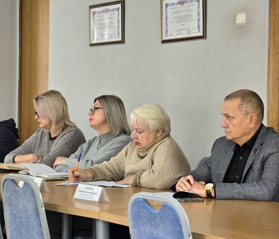 Депутаты Дмитрий Огилец и Максим Королюк приняли участие в аппаратном совещании с участием руководителей всех структурных подразделений городского округа Харцызск в рамках выполнения поручения Главы ДНР Дениса Пушилина по... Депутаты Дмитрий Огилец и Максим Королюк приняли участие в аппаратном совещании с участием руководителей всех структурных подразделений городского округа Харцызск в рамках выполнения поручения Главы ДНР Дениса Пушилина по...