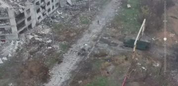 Перемещение и высадка штурмовиков ВС РФ на северной окраине Мирнограда, попавшая в объектив разведывательного дрона ВСУ