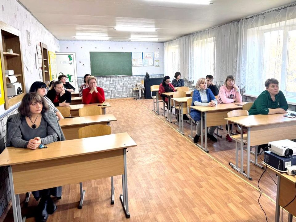 Первый заместитель главы администрации городского округа Донецк Виктор Моисеенков провел рабочую встречу с коллективом Донецкого техникума бытового обслуживания и торговли Первый заместитель главы администрации городского округа Донецк Виктор Моисеенков провел рабочую встречу с коллективом Донецкого техникума бытового обслуживания и торговли