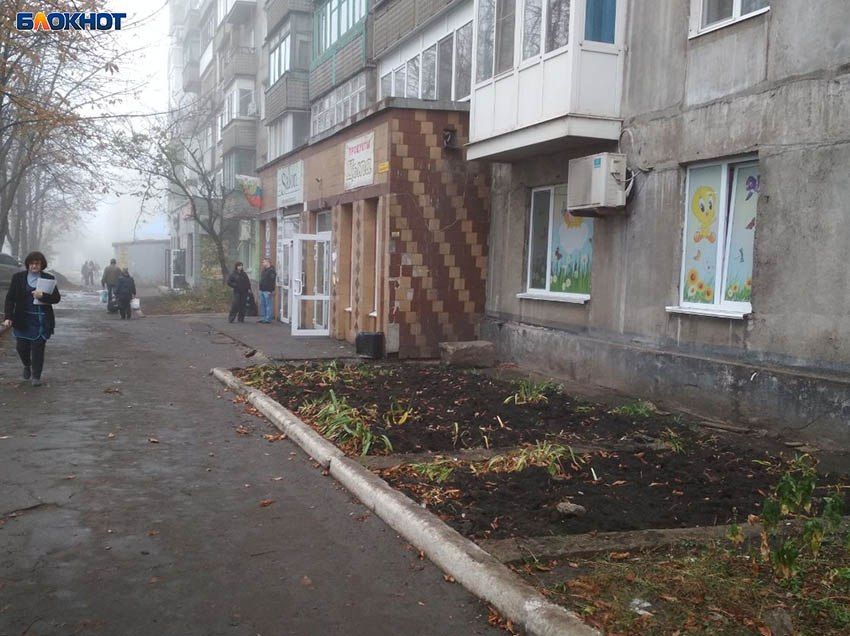 Мясной беспредел: магазин «Цыпа» в Макеевке разбрасывает помои по всему двору Мясной беспредел: магазин «Цыпа» в Макеевке разбрасывает помои по всему двору