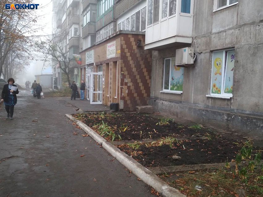 Мясной беспредел: магазин «Цыпа» в Макеевке разбрасывает помои по всему двору Мясной беспредел: магазин «Цыпа» в Макеевке разбрасывает помои по всему двору