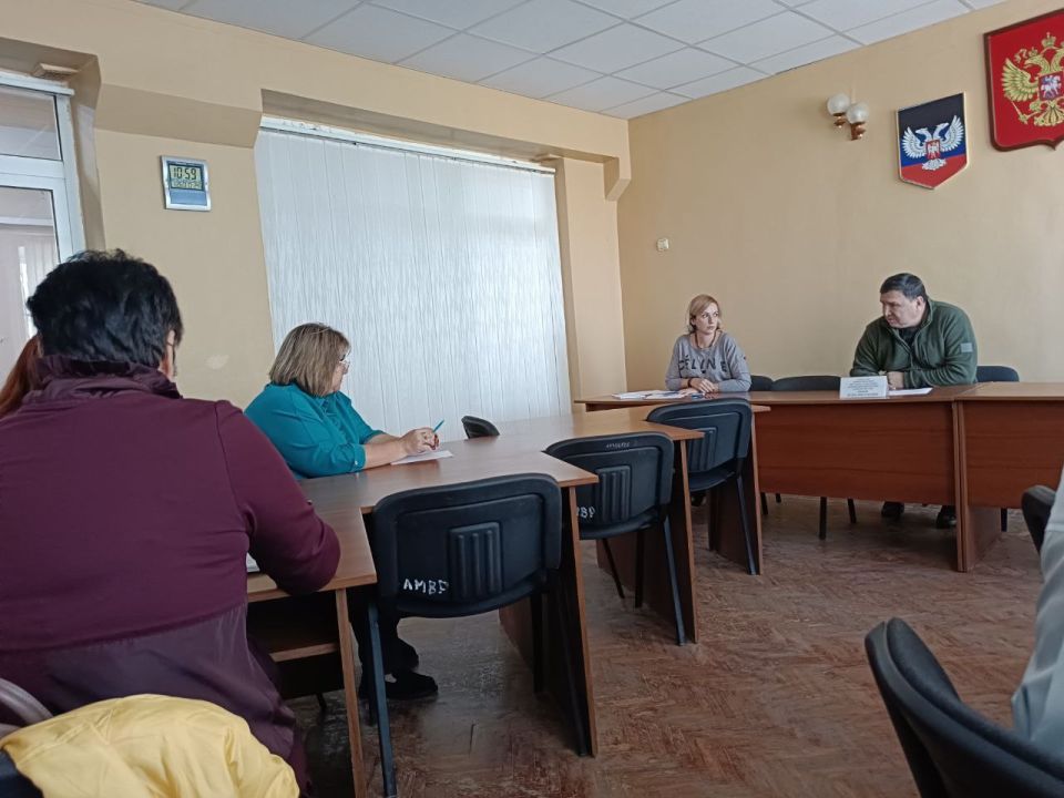 Секретарь Амвросиевского местного отделения Всероссийской политической партии «Единая Россия» Игорь Лызов встретился с секретарями первичных отделений Секретарь Амвросиевского местного отделения Всероссийской политической партии «Единая Россия» Игорь Лызов встретился с секретарями первичных отделений