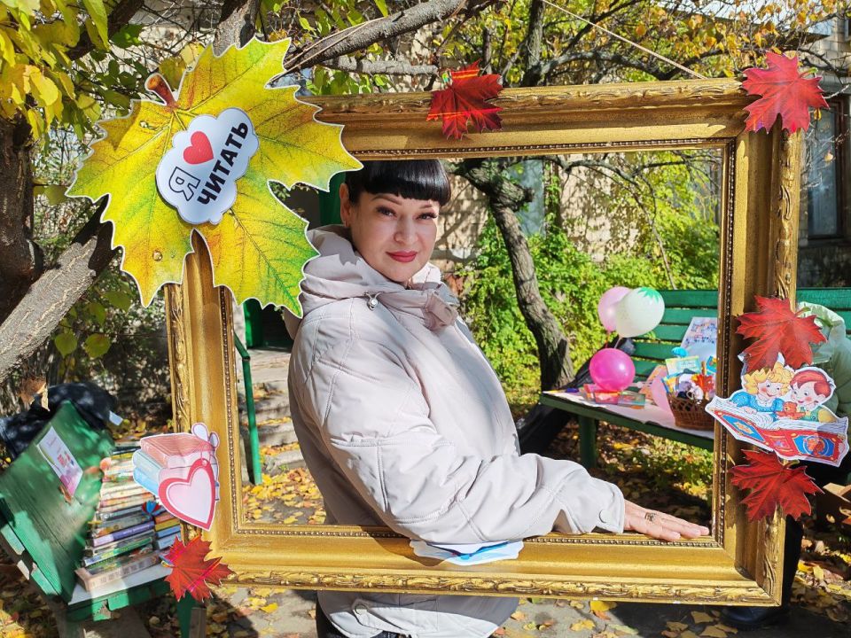 Читаем всем двором. Сегодня, 29 октября, депутаты Торезского городского совета фракции «Единая Россия» Анна Матраева и Елена Жирова приняли участие в мероприятии «Читаем всем двором», приуроченном ко Дню народного единства Читаем всем двором. Сегодня, 29 октября, депутаты Торезского городского совета фракции «Единая Россия» Анна Матраева и Елена Жирова приняли участие в мероприятии «Читаем всем двором», приуроченном ко Дню народного единства