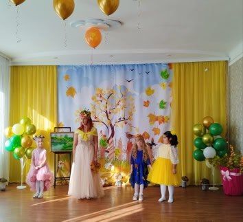 Заглянул сегодня праздник в каждый дом, Потому что бродит осень за окном Заглянул сегодня праздник в каждый дом, Потому что бродит осень за окном