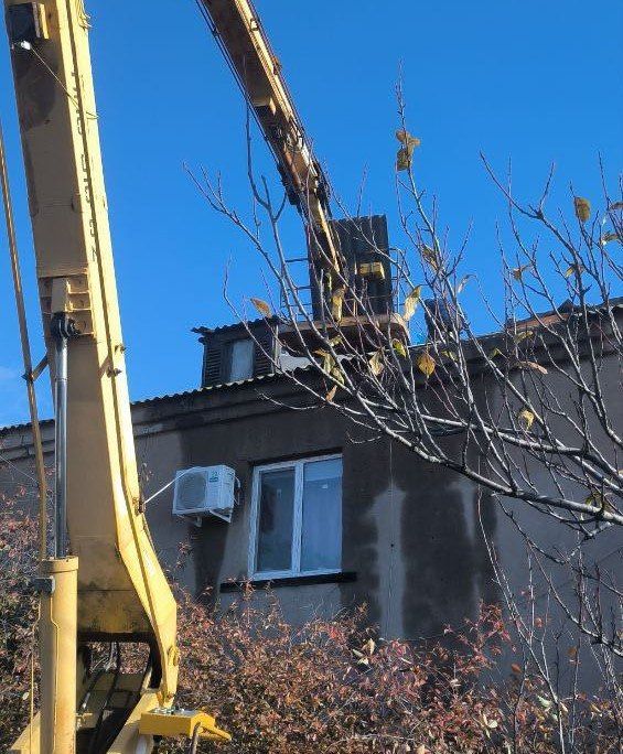 В Ждановке продолжается ремонт кровель многоквартирных домов В Ждановке продолжается ремонт кровель многоквартирных домов