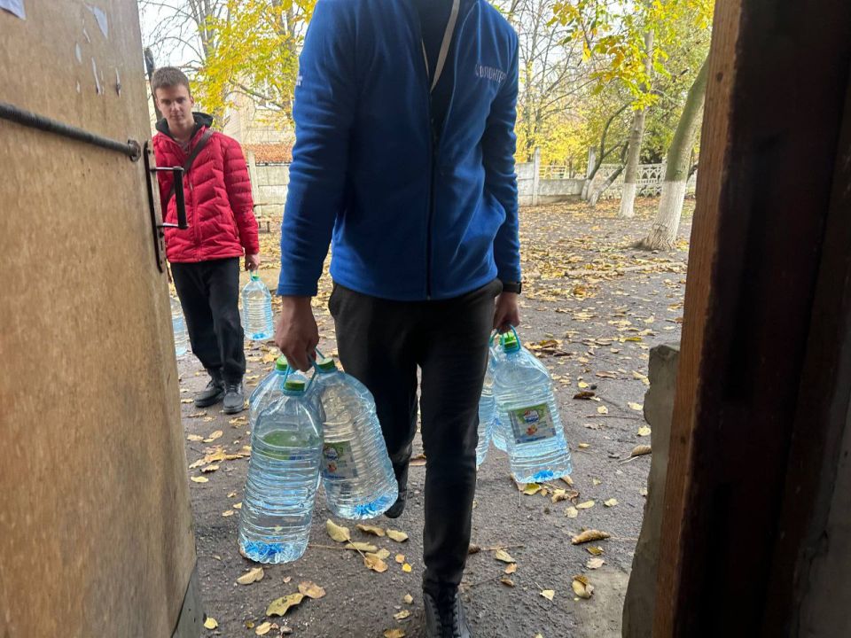 Эстафета Добра. Активисты "Молодой Республики" и волонтеры центра "Дом Народного Единства" Нижегородской области при поддержке администрации городского округа Иловайск адресно доставили питьевую воду нуждающимся жителям... Эстафета Добра. Активисты "Молодой Республики" и волонтеры центра "Дом Народного Единства" Нижегородской области при поддержке администрации городского округа Иловайск адресно доставили питьевую воду нуждающимся жителям...