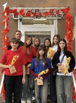 Николай Михайлов: Цветочная сказка. В рамках проекта «Первая работа» Первые побывали на увлекательном мастер-классе в цветочной мастерской «Rose Donbassa» Для ребят организовали настоящий мастеркласс по сборке букетов, это...