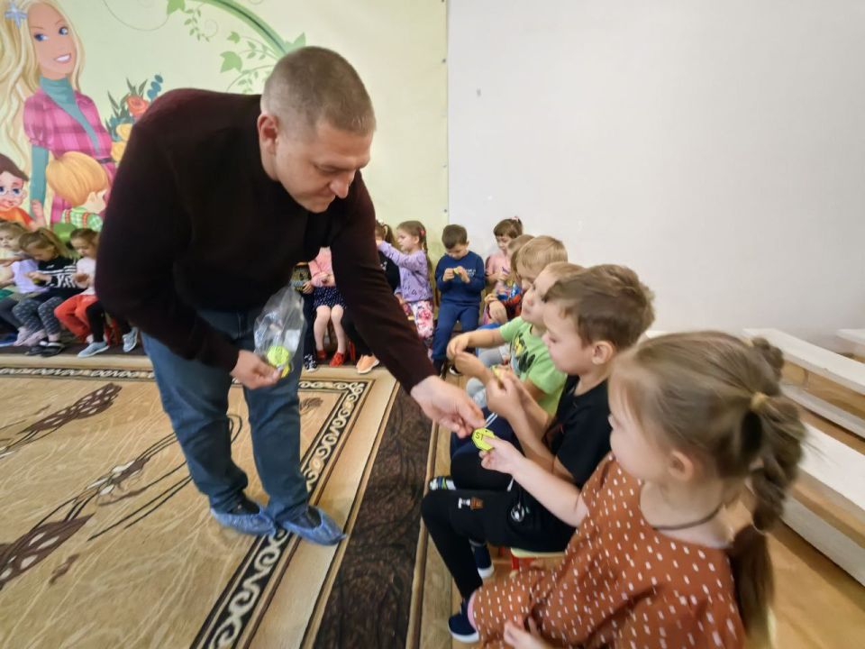 В рамках партийного проекта «Безопасные дороги», депутаты Тельмановского муниципального совета Максим Скрипка и Наталья Зубач совместно с инспектором ГИБДД ОМВД России «Тельмановский» лейтенантом полиции Юлией Пташкой... В рамках партийного проекта «Безопасные дороги», депутаты Тельмановского муниципального совета Максим Скрипка и Наталья Зубач совместно с инспектором ГИБДД ОМВД России «Тельмановский» лейтенантом полиции Юлией Пташкой...