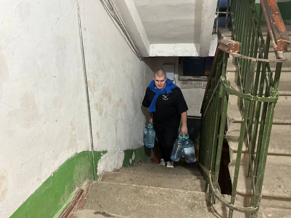 Эстафета Добра. Активисты "Молодой Республики" и волонтеры центра "Дом Народного Единства" Нижегородской области при поддержке администрации городского округа Иловайск адресно доставили питьевую воду нуждающимся жителям... Эстафета Добра. Активисты "Молодой Республики" и волонтеры центра "Дом Народного Единства" Нижегородской области при поддержке администрации городского округа Иловайск адресно доставили питьевую воду нуждающимся жителям...