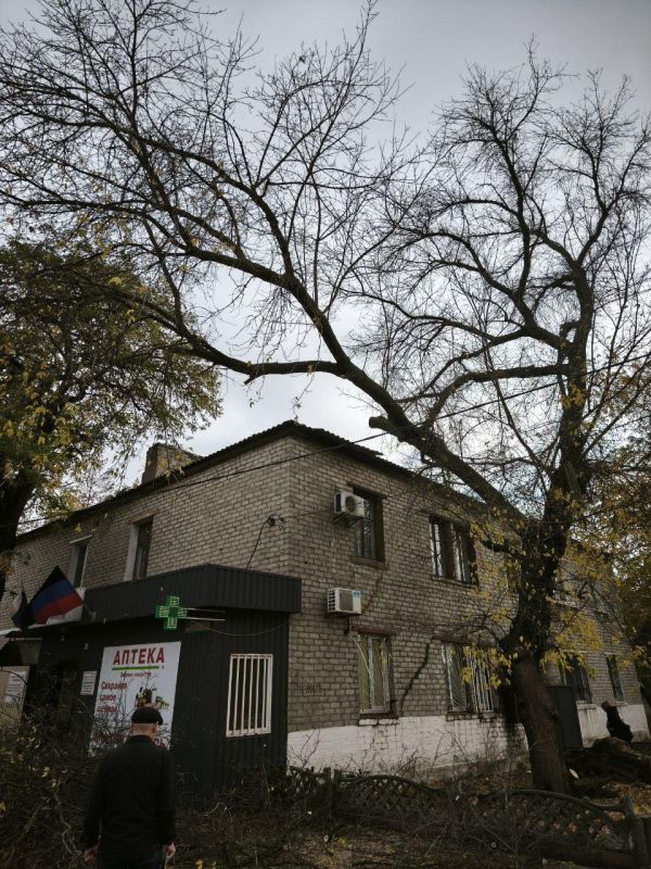 В Ждановке продолжается ремонт кровель многоквартирных домов В Ждановке продолжается ремонт кровель многоквартирных домов