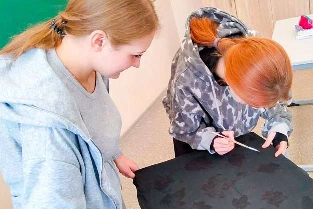 Школьники из Вольненской школы создают уникальную одежду и сувениры по видеоурокам надымчан Школьники из Вольненской школы создают уникальную одежду и сувениры по видеоурокам надымчан