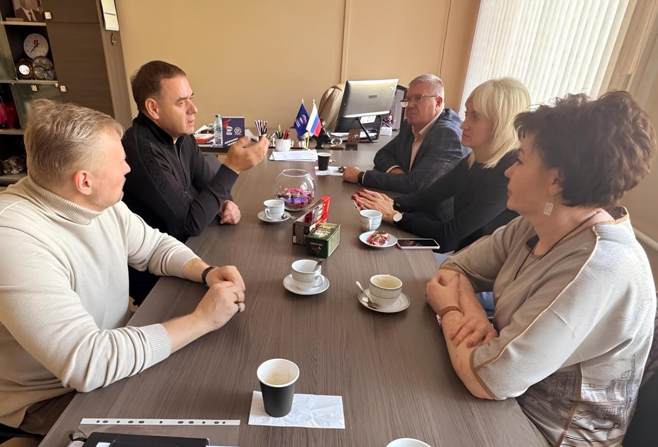 Во второй половине октября между регионом-шефом и Ясиноватским округом прошло несколько телемостов Во второй половине октября между регионом-шефом и Ясиноватским округом прошло несколько телемостов