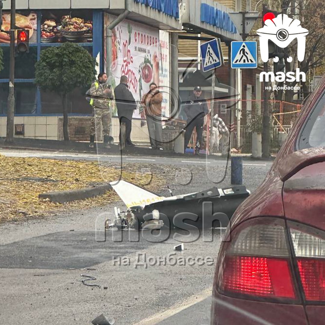 Беспилотник упал посреди дороги в Донецке