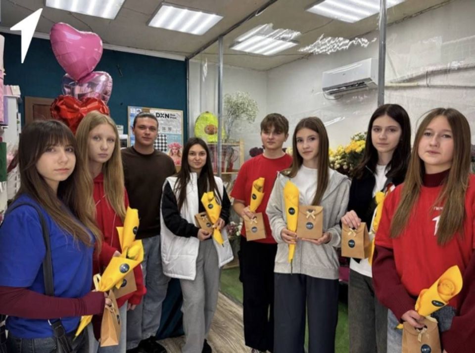 Николай Михайлов: Цветочная сказка. В рамках проекта «Первая работа» Первые побывали на увлекательном мастер-классе в цветочной мастерской «Rose Donbassa» Для ребят организовали настоящий мастеркласс по сборке букетов, это... Николай Михайлов: Цветочная сказка. В рамках проекта «Первая работа» Первые побывали на увлекательном мастер-классе в цветочной мастерской «Rose Donbassa» Для ребят организовали настоящий мастеркласс по сборке букетов, это...