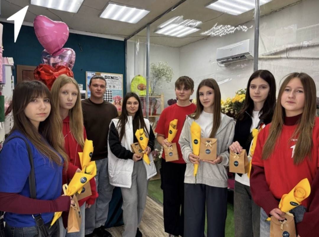 Николай Михайлов: Цветочная сказка. В рамках проекта «Первая работа» Первые побывали на увлекательном мастер-классе в цветочной мастерской «Rose Donbassa» Для ребят организовали настоящий мастеркласс по сборке букетов, это... Николай Михайлов: Цветочная сказка. В рамках проекта «Первая работа» Первые побывали на увлекательном мастер-классе в цветочной мастерской «Rose Donbassa» Для ребят организовали настоящий мастеркласс по сборке букетов, это...