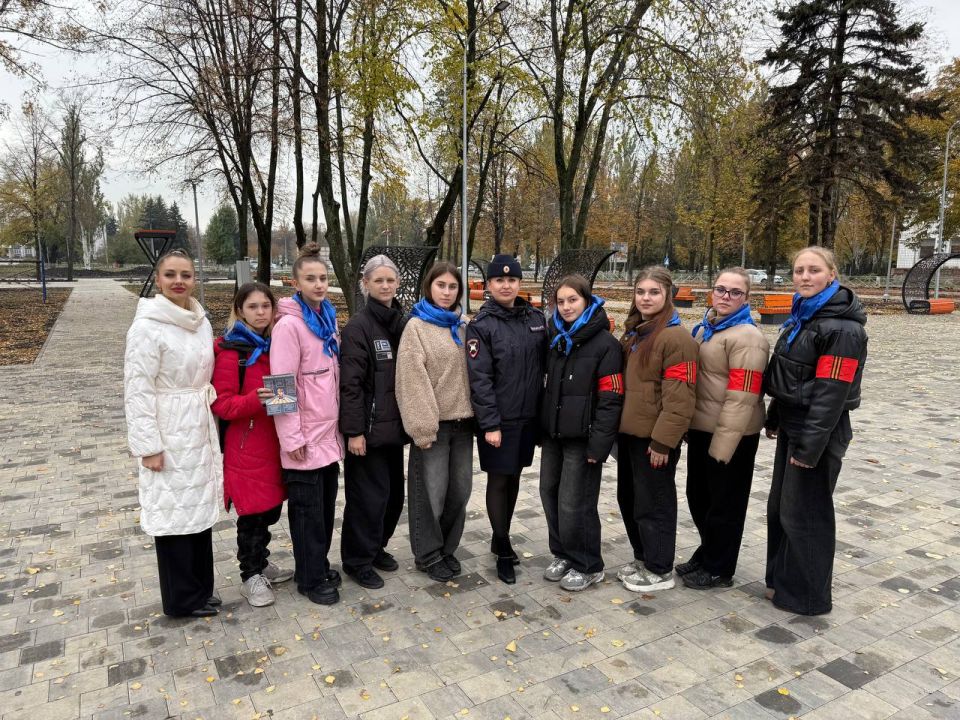 Полицейские вместе со студентами проводят акцию «Засветись!» Полицейские вместе со студентами проводят акцию «Засветись!»