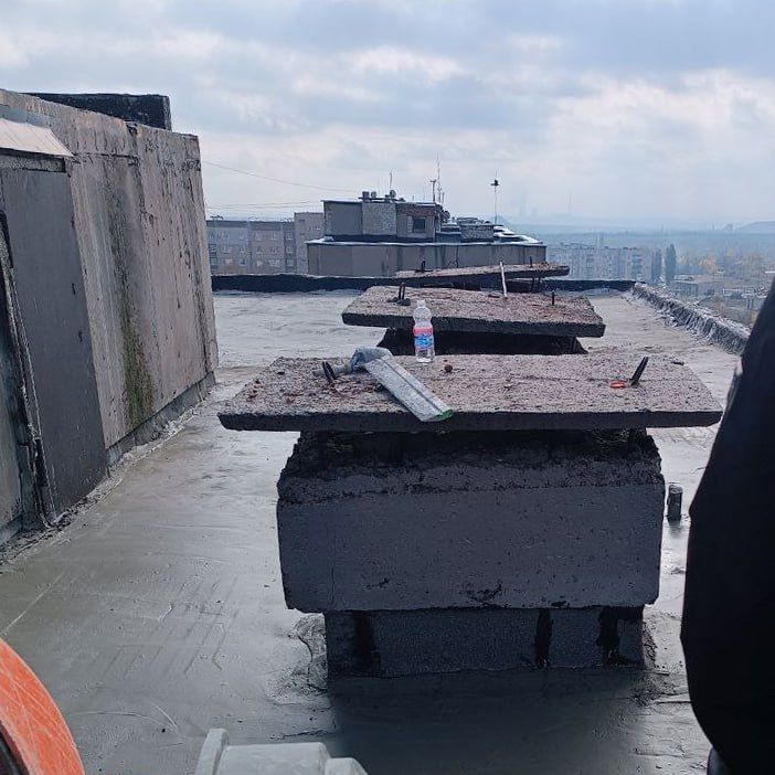 В Кировском приступили к ремонту крыши многоквартирного дома № 14 в микрорайоне Горняцкий В Кировском приступили к ремонту крыши многоквартирного дома № 14 в микрорайоне Горняцкий