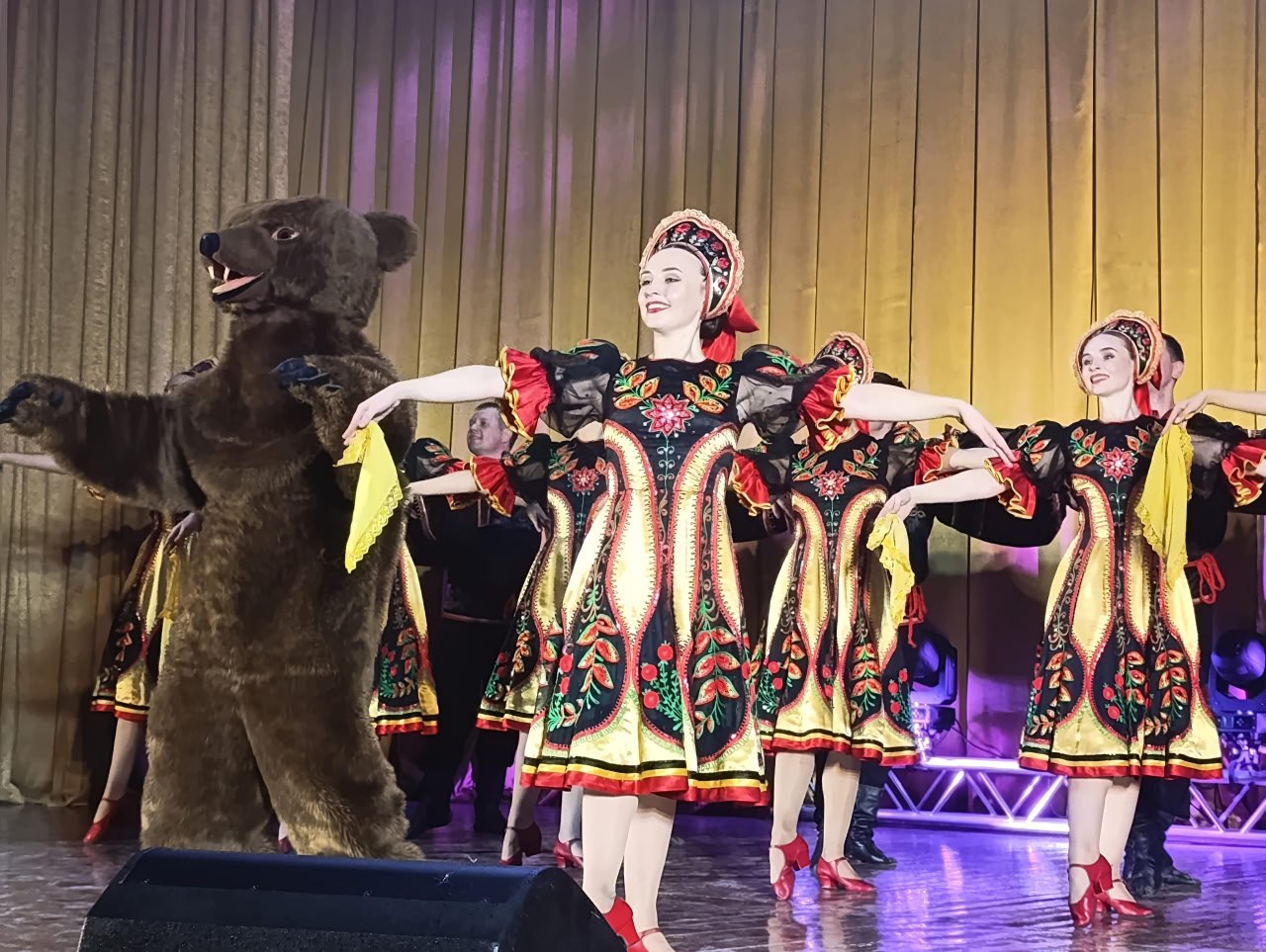 Сергей Ермаков: 30 октября в централизованной клубной системе «Снежинка» состоялся концерт заслуженного государственного академического ансамбля песни и танца «Донбасс» Сергей Ермаков: 30 октября в централизованной клубной системе «Снежинка» состоялся концерт заслуженного государственного академического ансамбля песни и танца «Донбасс»