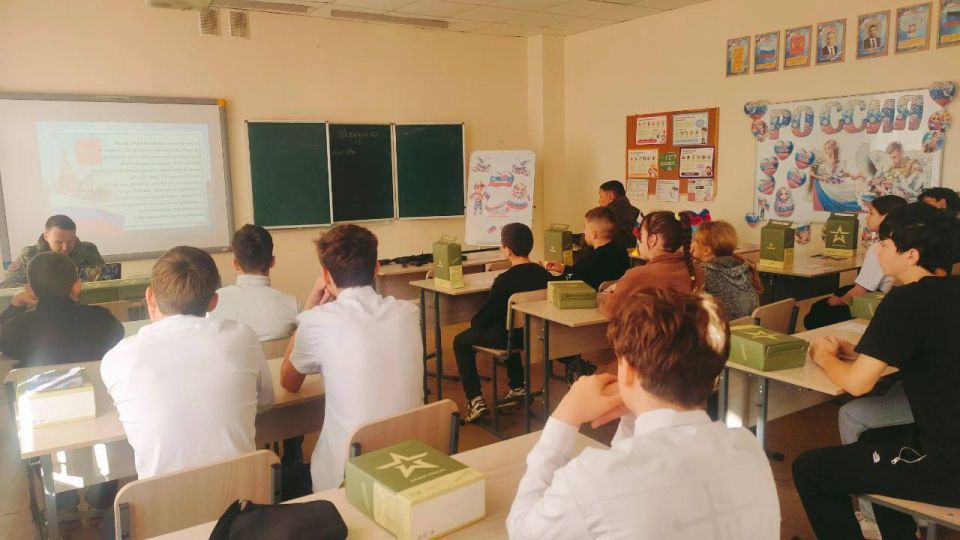 Урок мужества «Пока мы едины - мы непобедимы!» состоялся в школе Мангушского округа Урок мужества «Пока мы едины - мы непобедимы!» состоялся в школе Мангушского округа